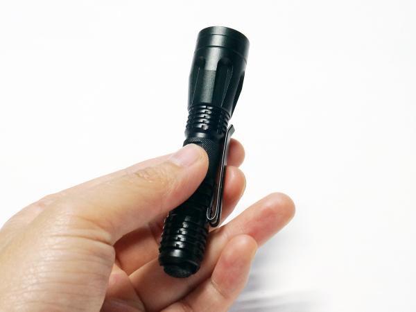 La comprobación pluma larga práctica del tiempo de trabajo del blanco IP67 de la batería resistente salina ligera caliente 2AAA de la venta de la pequeña llevó la antorcha