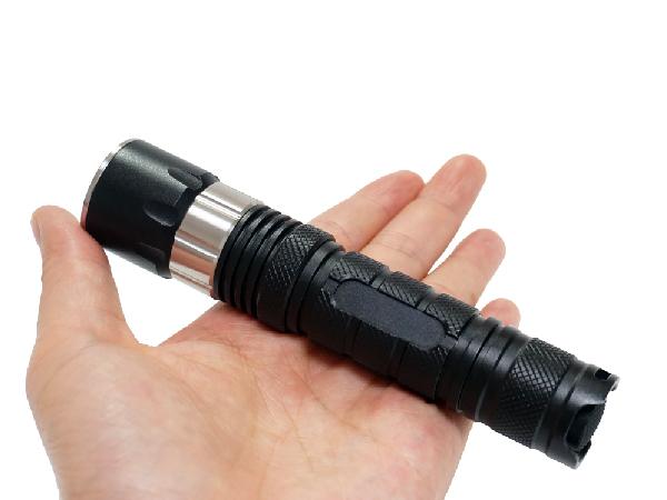 Linterna táctica brillante estupenda de enfoque del tamaño práctico principal LED del interruptor de la cola del imán