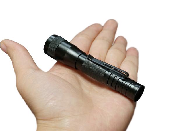 La comprobación pluma larga práctica del tiempo de trabajo del blanco IP67 de la batería resistente salina ligera caliente 2AAA de la venta de la pequeña llevó la antorcha