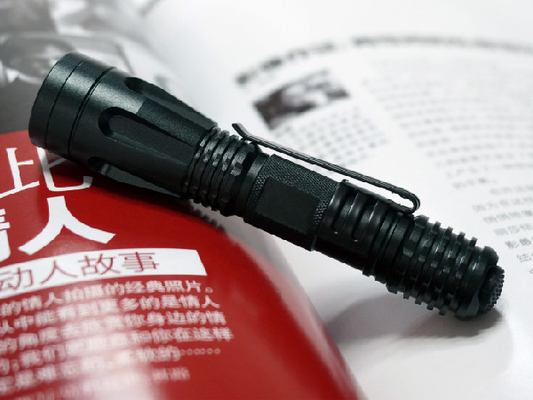 El Cree de la prenda impermeable del hogar IPX7 llevó el interruptor de botón táctico de la linterna