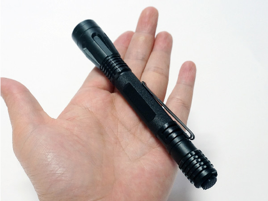 Tipo plano grabado de la lente de la linterna táctica de la pluma de la aleación de aluminio 2AAA