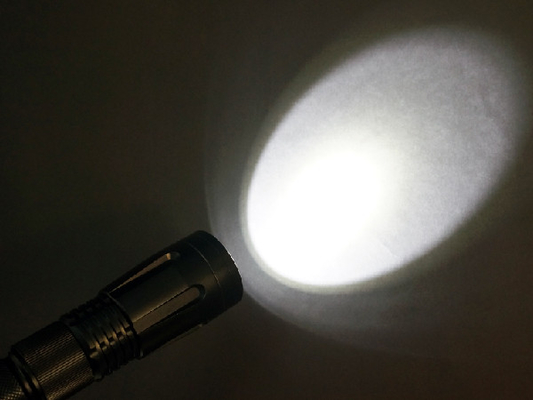Autodefensa táctica 6400K de la linterna de LED recargable de 18650 baterías