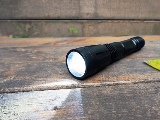 IPX7 impermeabilizan la linterna llevada con la batería recargable 6W de potencia de salida