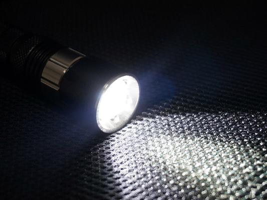 Tipo plano resistencia de la lente de la linterna de LED del bombero del alto brillo de impacto del 1m