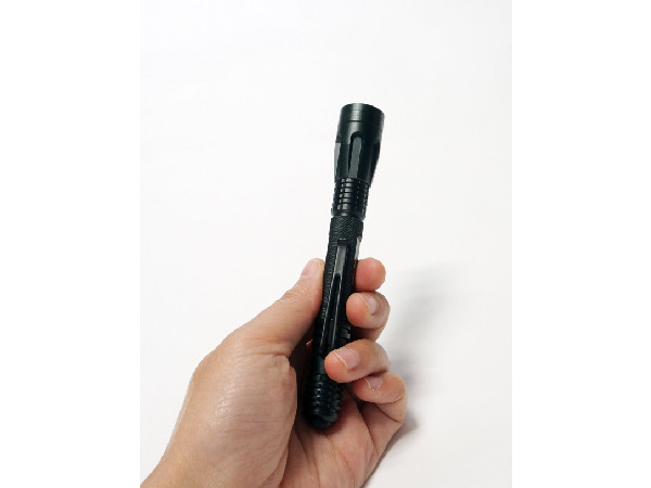 Tipo plano grabado de la lente de la linterna táctica de la pluma de la aleación de aluminio 2AAA