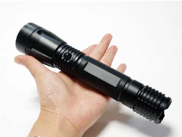 La antorcha eléctrica llevada color negro, autodefensa llevó diseño industrial de la linterna