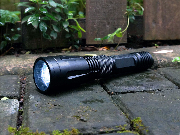 Color militar recargable del negro del grado de la linterna de LED IPX7 de la autodefensa